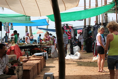 Рынок в Аджуне, находиться нрямо на берегу моря.