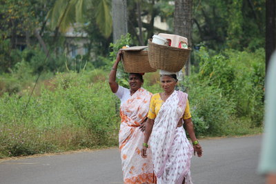 Милые тётеньки идут с рынка- судя по запаху они рыбу продавали...Чуть не вывернуло когда они мимо прошли)))